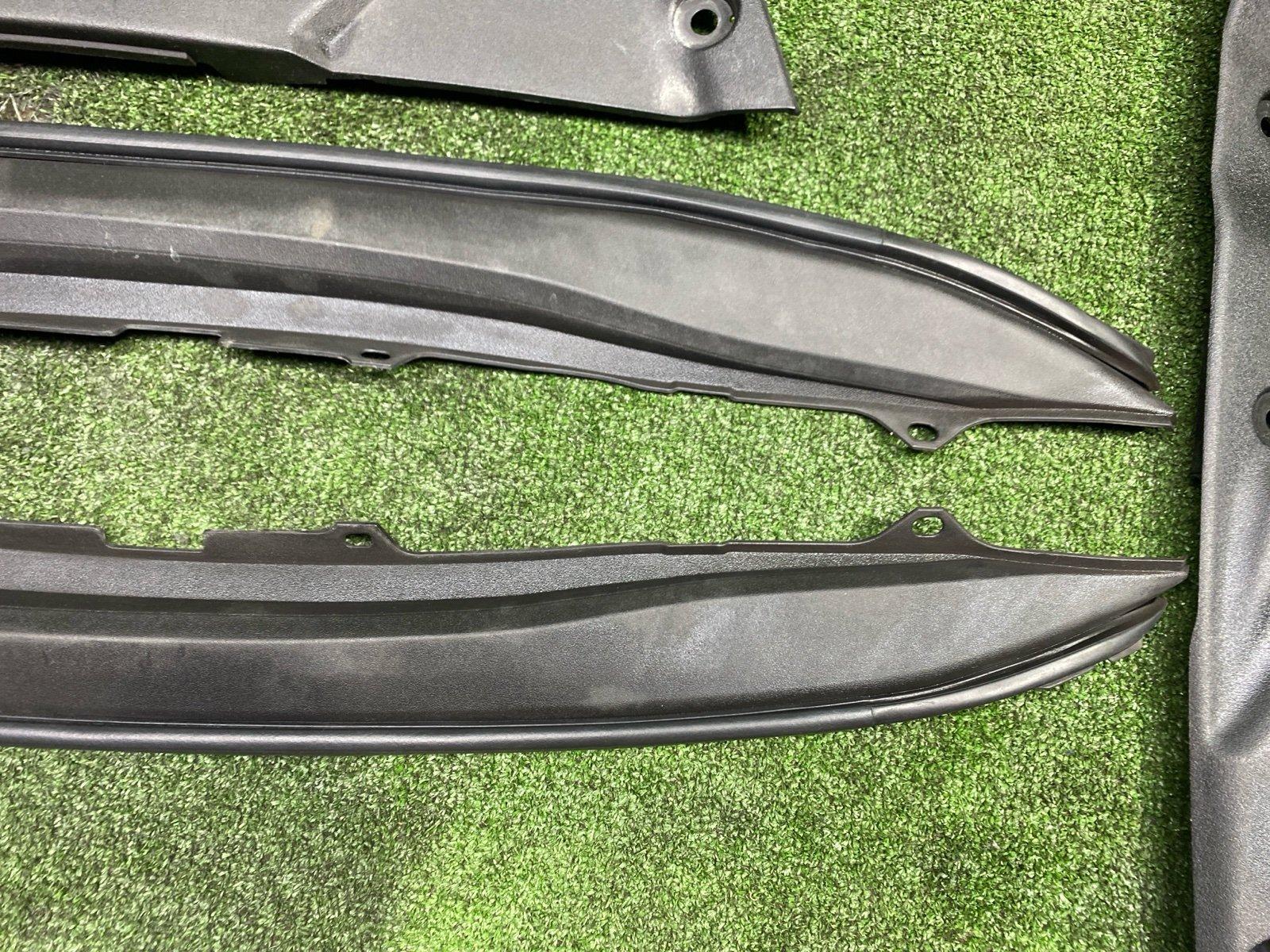 Накладка замка капота LS600HL 2013 UVF46 2UR-FSE Накладка замка капота LS600HL 2013 UVF46 2UR-FSE