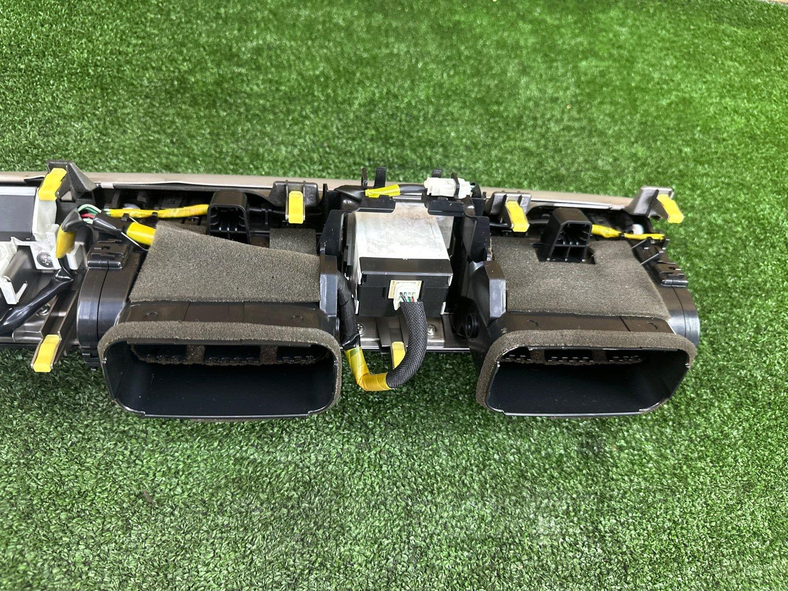 Накладка на торпедо LS600HL 2013 UVF46 2UR-FSE