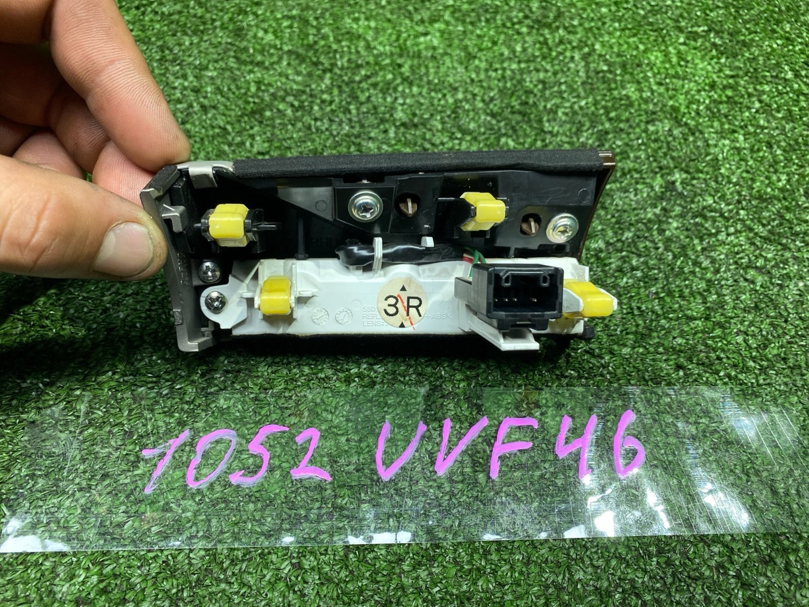Накладка на торпедо LS600HL 2013 UVF46 2UR-FSE Накладка на торпедо LS600HL 2013 UVF46 2UR-FSE