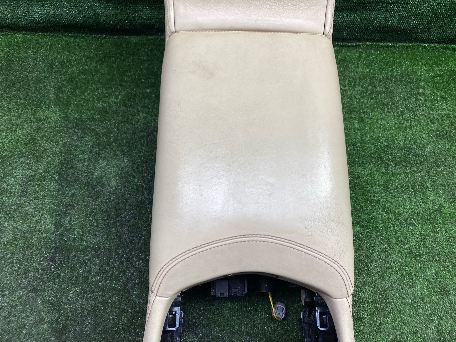 Бардачок между сиденьями LS600HL 2013 UVF46 2UR-FSE Бардачок между сиденьями LS600HL 2013 UVF46 2UR-FSE