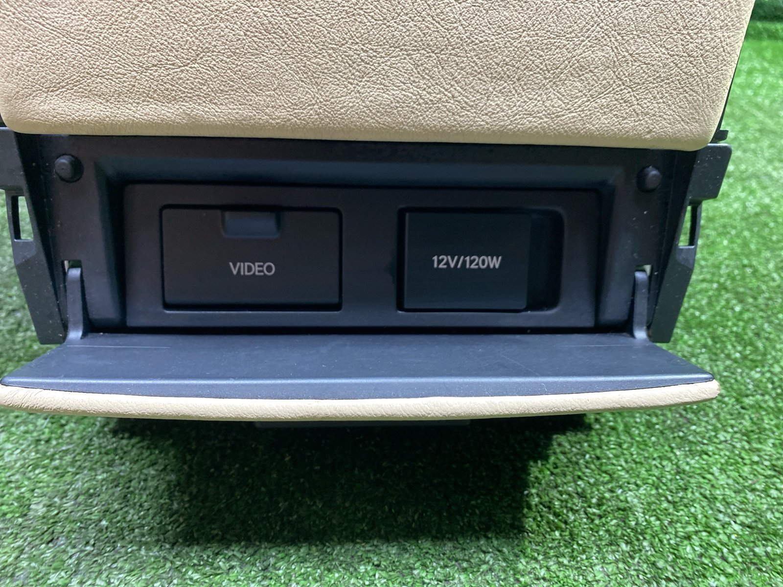 Консоль между сидений LS600HL 2013 UVF46 2UR-FSE