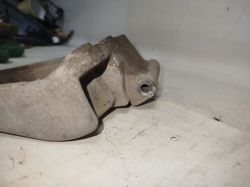 Кронштейн генератора Cruze 2011 седан F16d3 Кронштейн генератора Cruze 2011 седан F16d3