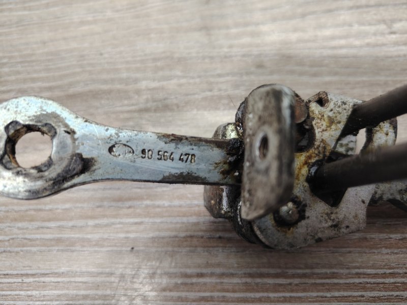 Ограничитель двери передний левый Opel Omega B 25 Z22XE Ограничитель двери передний левый Opel Omega B 25 Z22XE