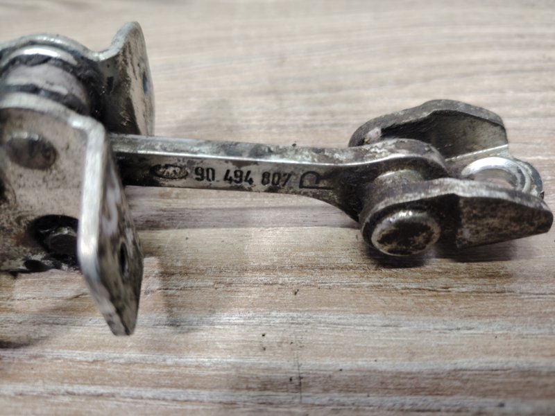 Ограничитель двери задний правый Omega B 2003 25 Z22XE