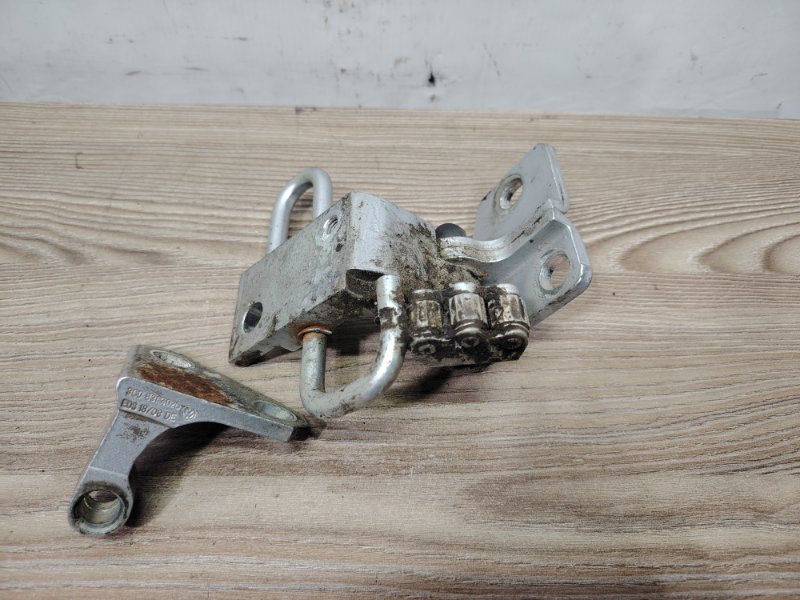 Петля двери передняя правая Volkswagen Passat B6 3C5 CBA