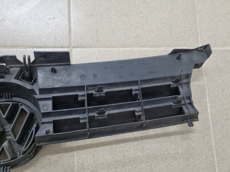 Решетка радиатора Golf 4 2001 1J1 AZD