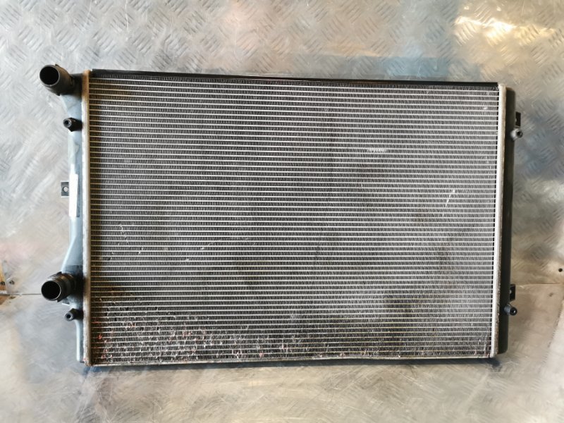 Радиатор охлаждения Volkswagen Passat УНИВЕРСАЛ (б/у)