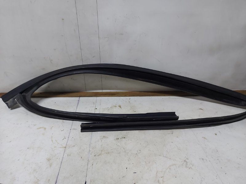 Уплотнительная резинка рено логан. Резинки 288867565r правый 288811609r левый. Уплотнитель проема двери рено сандеро 1. Уплотнительная резинка renault clio ii артикул. Междверная резинка рено логан-2.