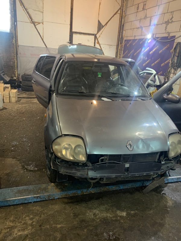 Автомобиль Renault Clio СЕДАН K4J 2001 года в разбор