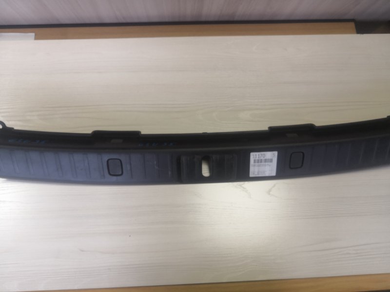 Накладка замка багажника Toyota Harrier GSU35 2GR 2007 задняя (б/у)