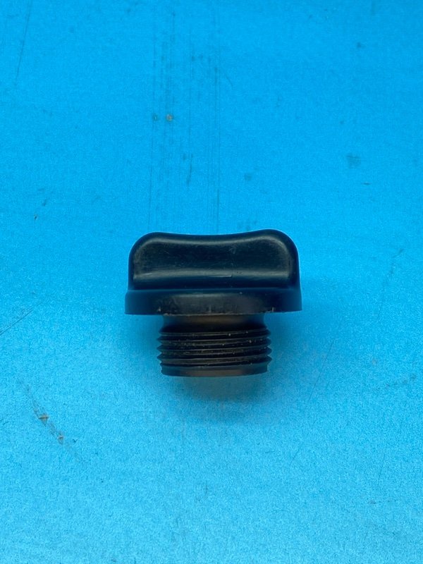 Заливная крышка Suzuki (б/у)