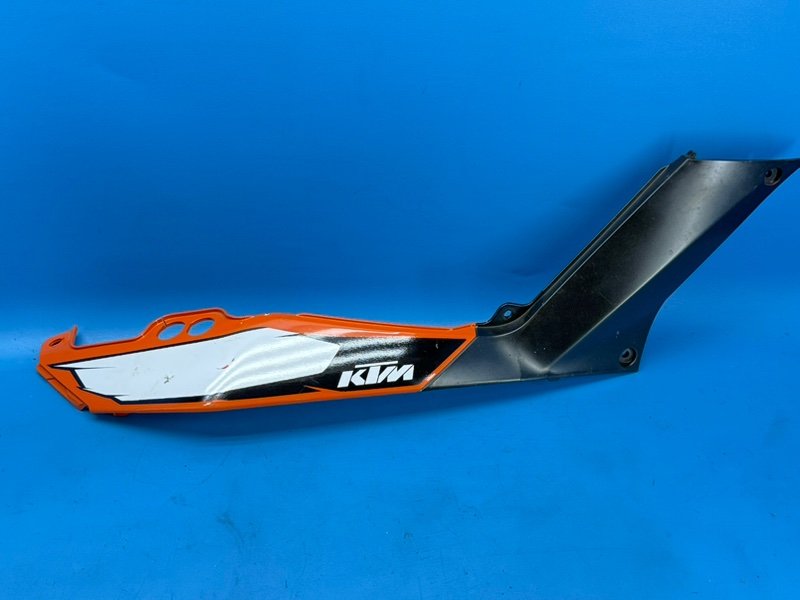Пластик боковой Ktm Duke 2012 задний правый (б/у)
