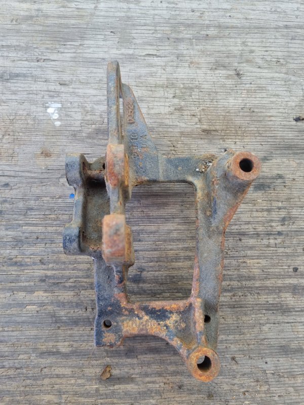 Крепление кондиционера Toyota LAND CRUISER HZJ105L-GCMNS 1HZ 2000 (б/у)