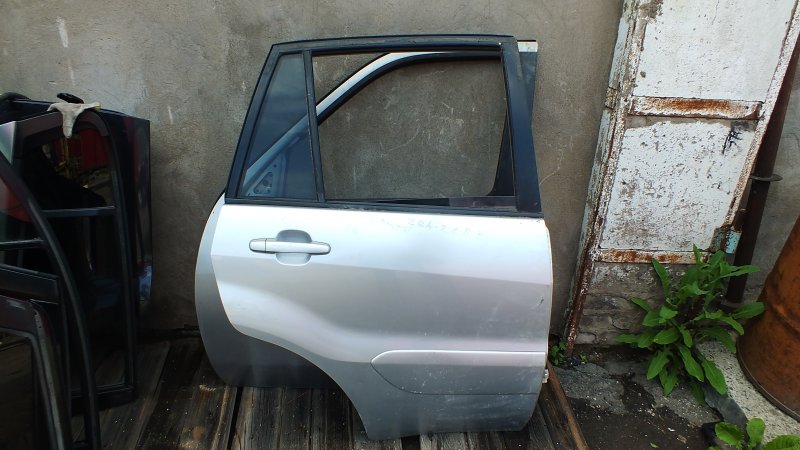 Дверь Toyota Rav4 ZCA26W 1ZZFE 2001 задняя правая (б/у)