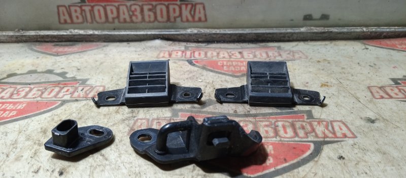 Петля замка багажника Toyota Voxy ZRR80 3ZRFAE 2021 (б/у)