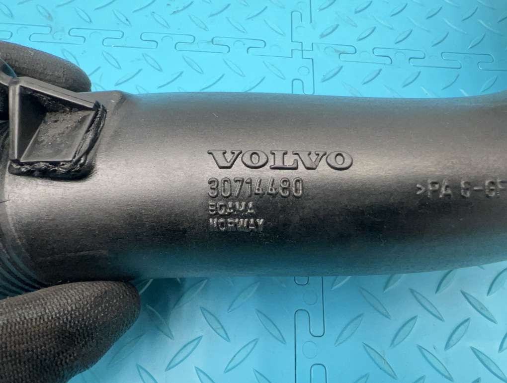 Патрубок интеркулера XC70 2005 SZ D5244T4 2.4
