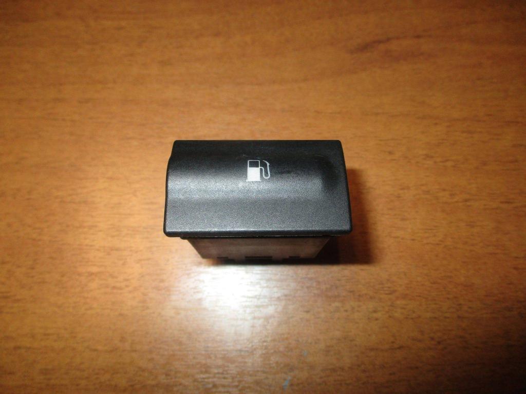 Запчасть кнопка открывания лючка бензобака Skoda Octavia 1 A4 1U0959833C Б/У Кнопка открывания лючка бензобака Skoda Octavia 1 A4 1U0959833C Б/У