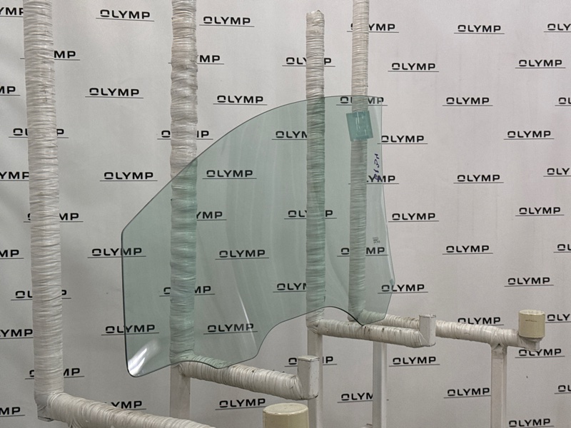 Стекло двери переднее правое Kia Sportage SL D4HA