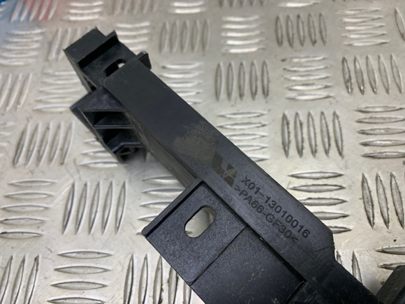 Кронштейн радиатора L9 2022 L2E15M