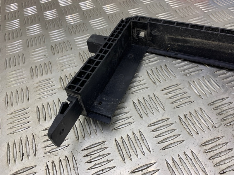 Кронштейн радиатора L9 2022 L2E15M