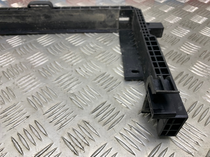 Кронштейн радиатора L9 2022 L2E15M