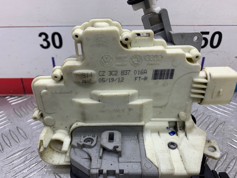 Замок двери передний правый Volkswagen Passat B7 CAXA