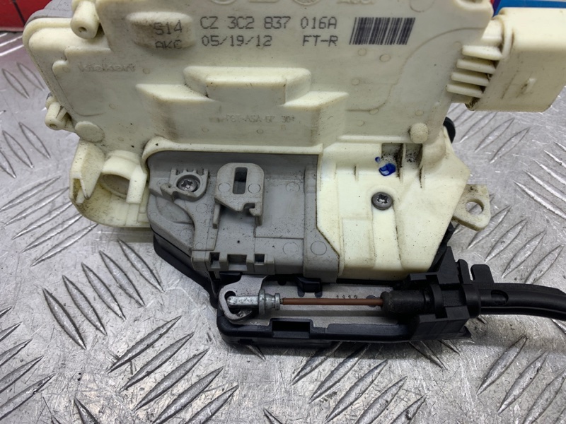 Замок двери передний правый Passat 2012 B7 CAXA