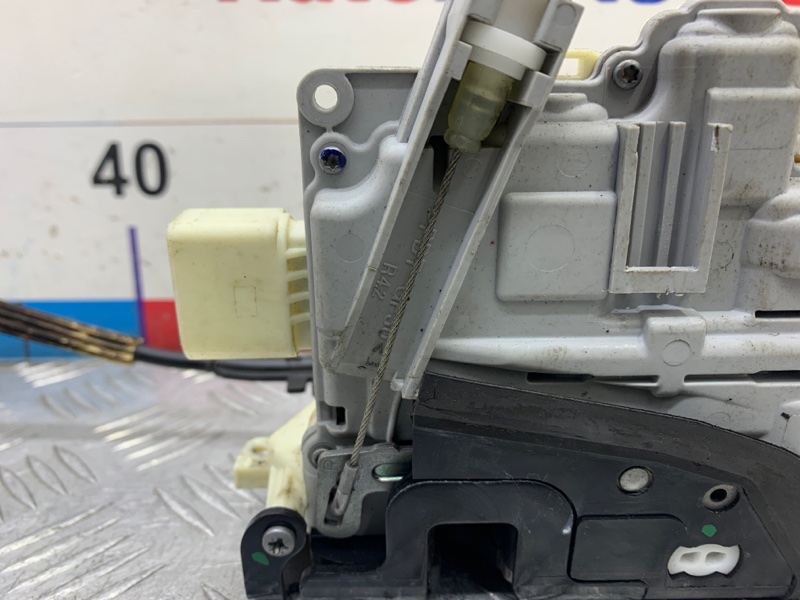 Замок двери передний правый Passat 2012 B7 CAXA