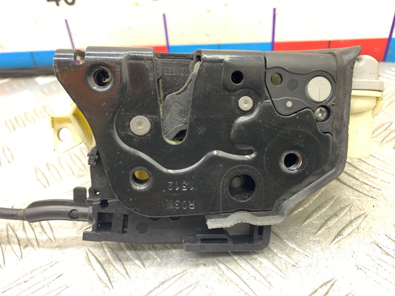 Замок двери передний правый Passat 2012 B7 CAXA