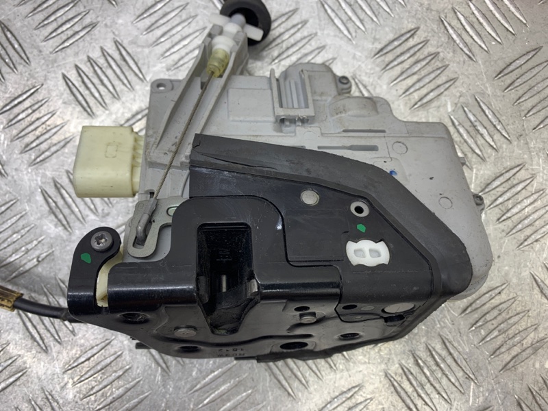 Замок двери передний правый Passat 2012 B7 CAXA