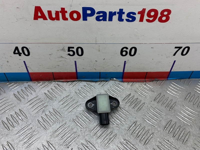 Датчик airbag передний Tiguan 2008 1 CAWA Датчик airbag передний Tiguan 2008 1 CAWA