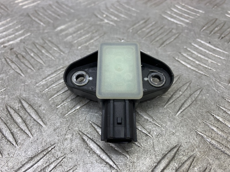 Датчик airbag передний Tiguan 2008 1 CAWA Датчик airbag передний Tiguan 2008 1 CAWA