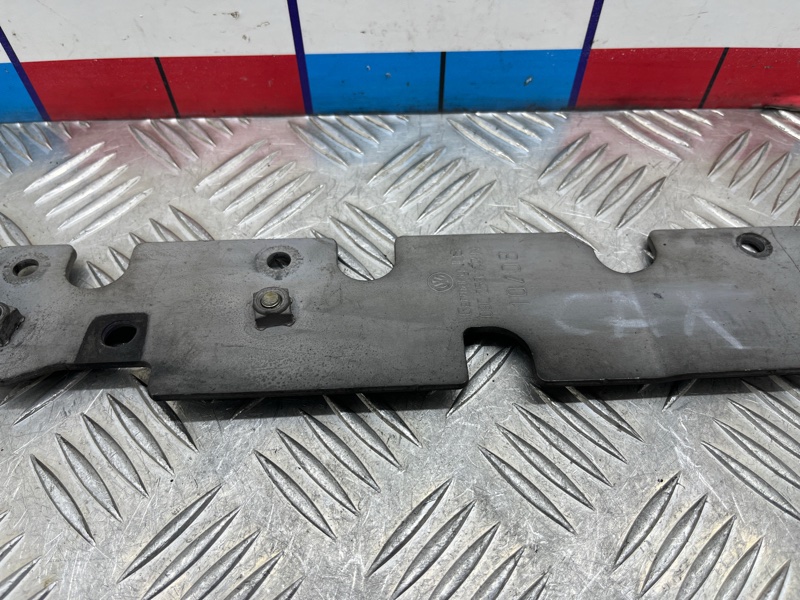 Кронштейн впускного коллектора Volkswagen Tiguan 1 NF CAXA Кронштейн впускного коллектора Volkswagen Tiguan 1 NF CAXA