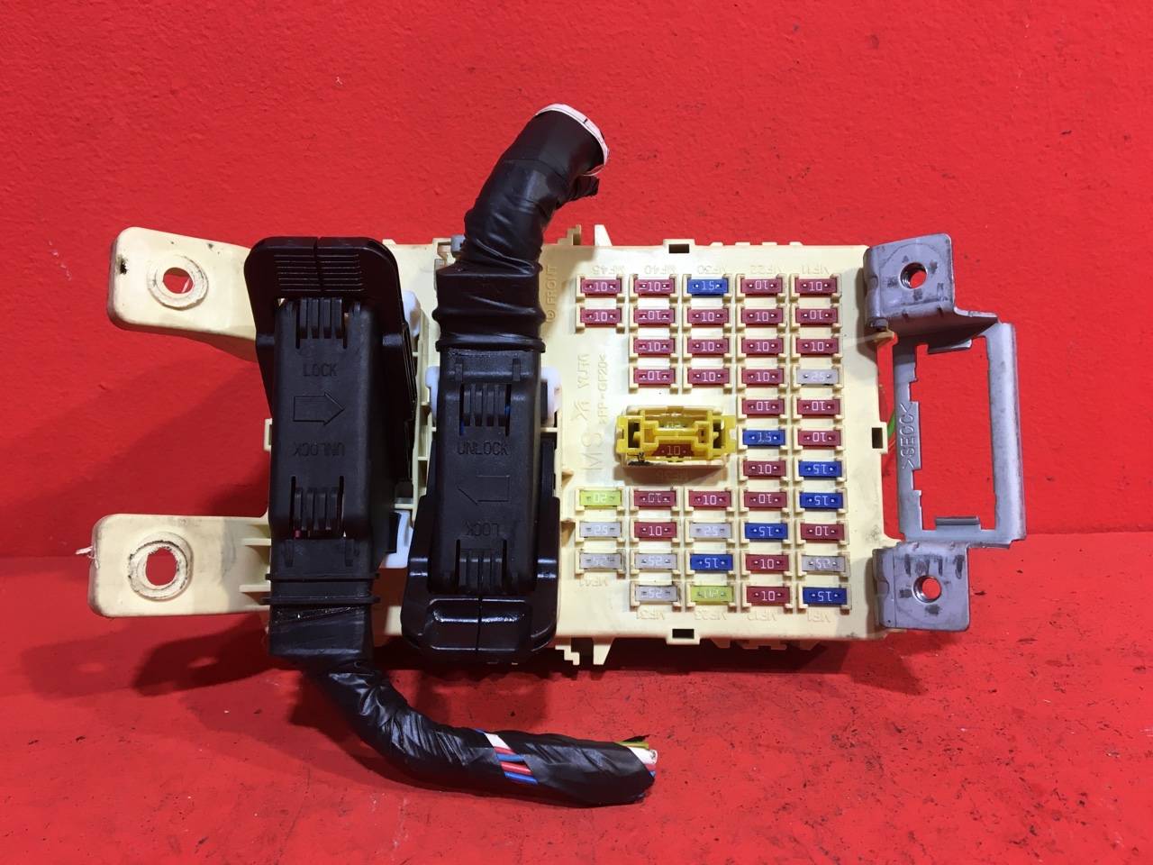 Блок предохранителей в салон Kia Venga