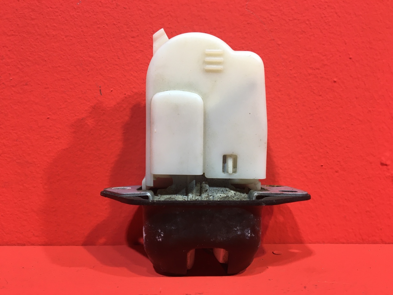 Замок двери багажника Nissan Note E11