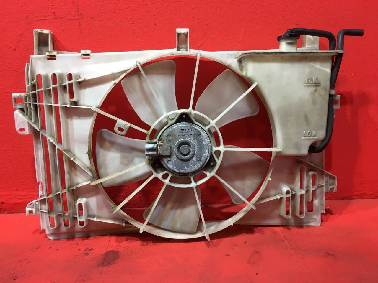 Вентилятор охлаждения двигателя Toyota Avensis 2
