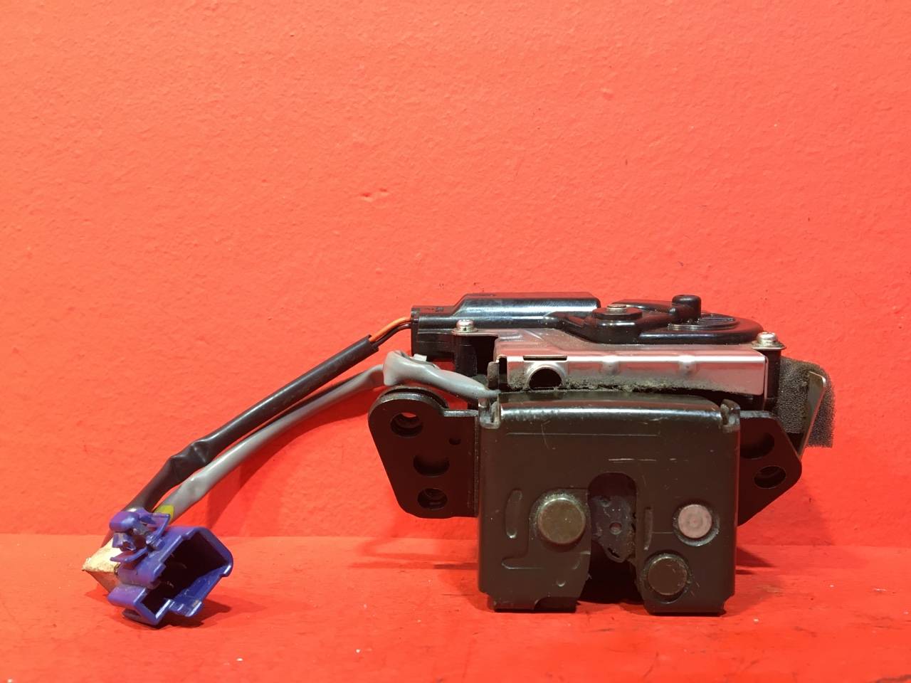 Замок двери багажника Toyota Corolla Verso