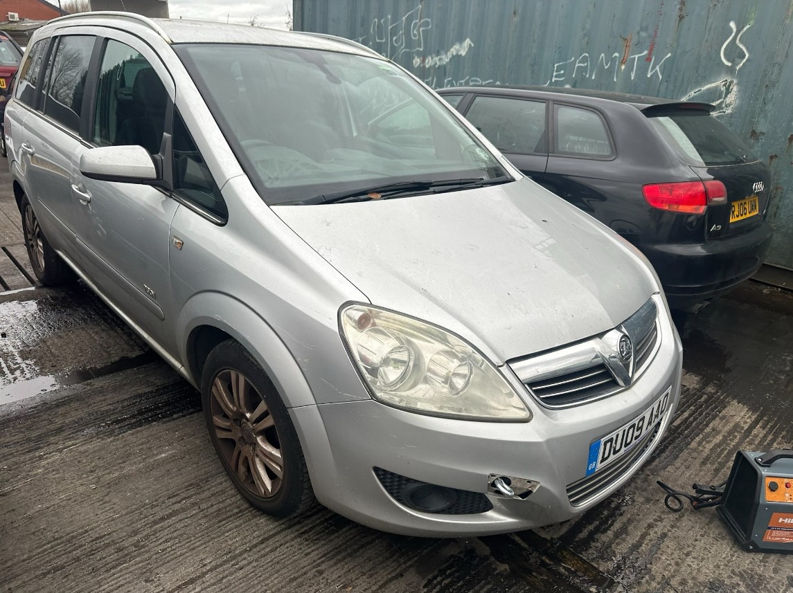 Крыло Opel Zafira B