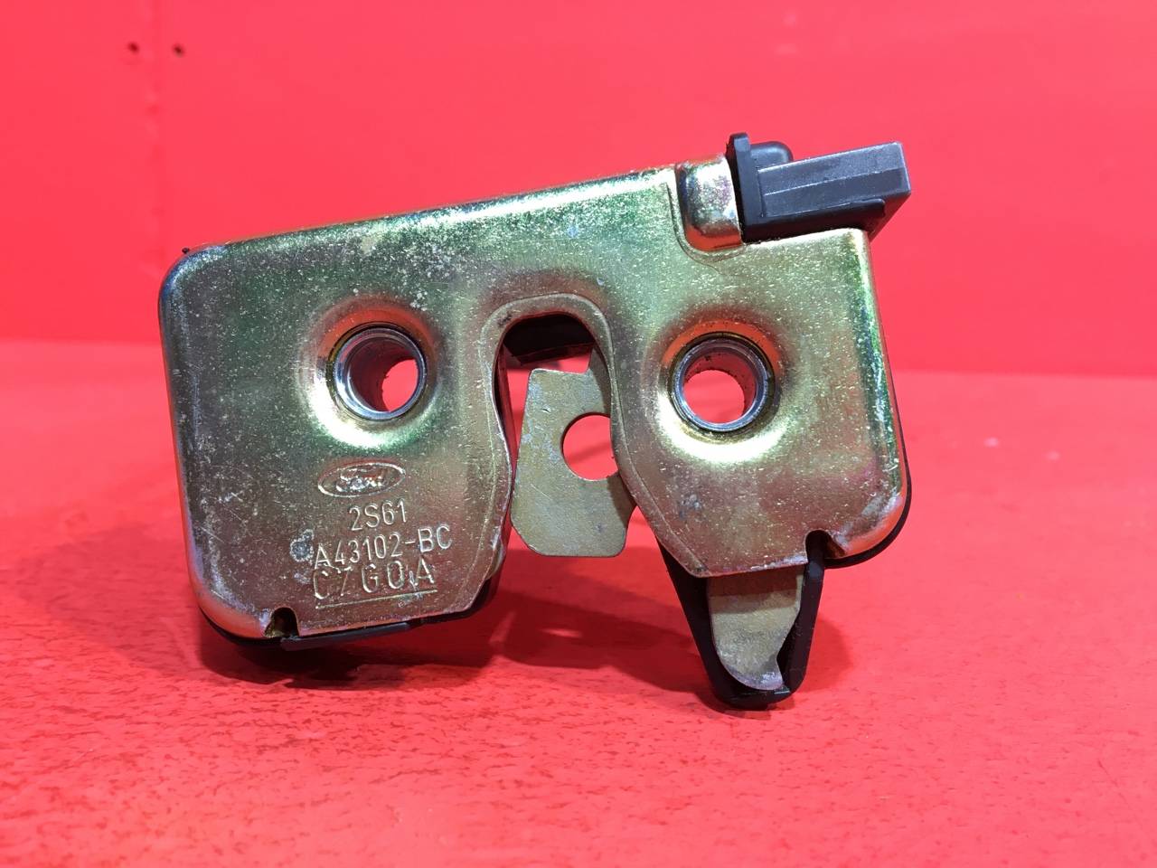 Замок двери багажника Ford Fusion