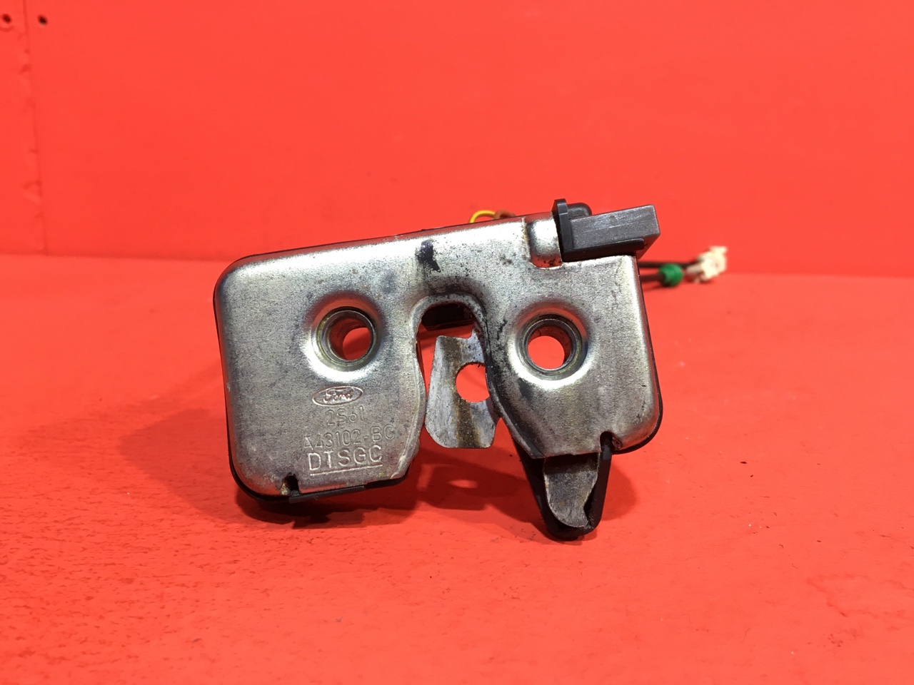 Замок двери багажника Ford Fusion