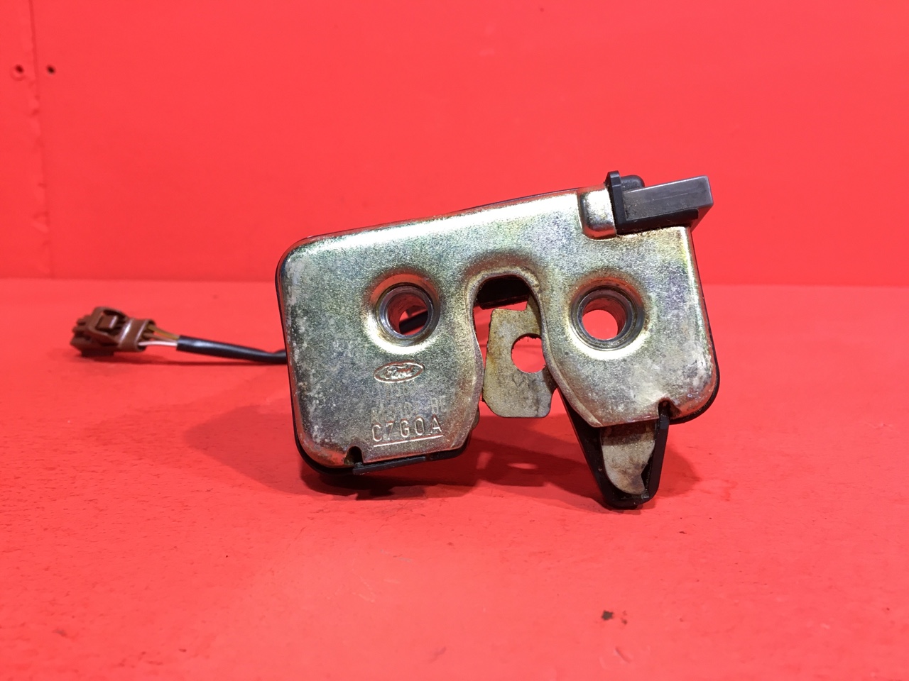 Замок двери багажника Ford Fusion