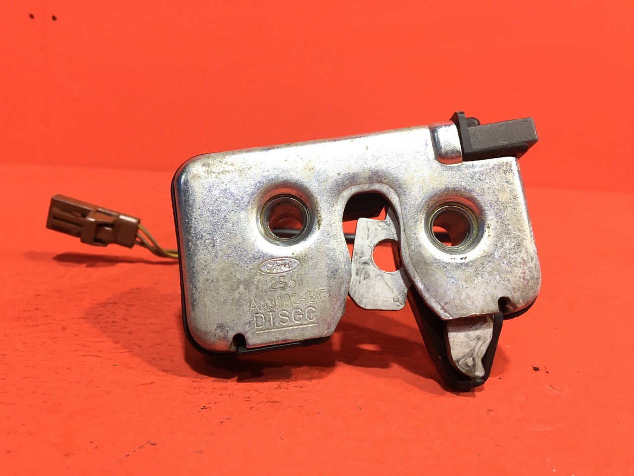 Замок двери багажника Ford Fusion