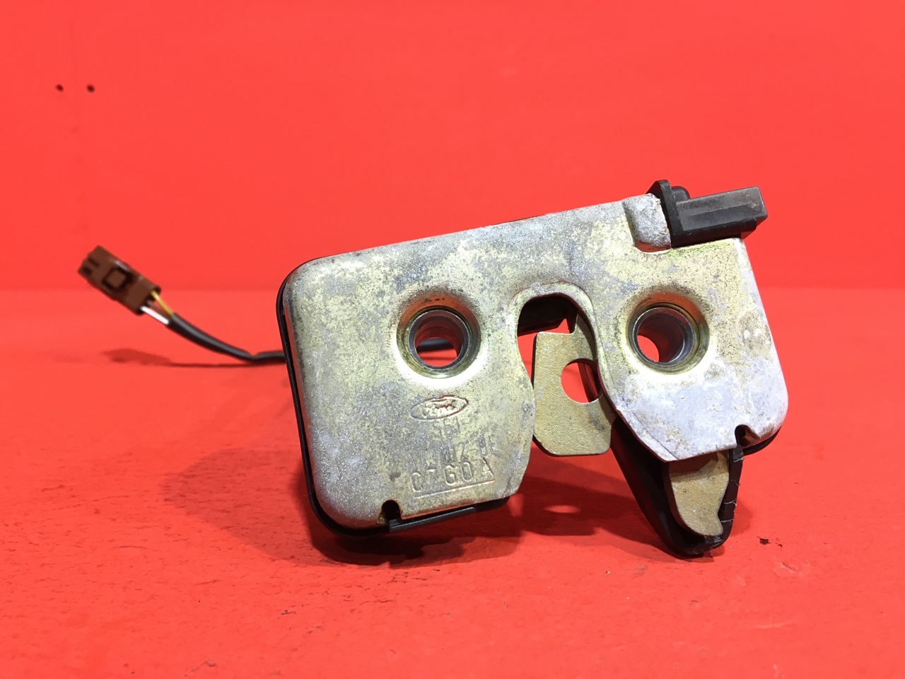 Замок двери багажника Ford Fusion