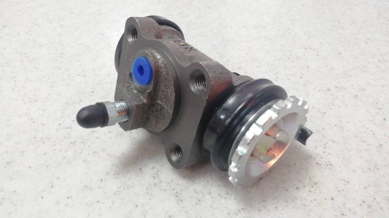 Цилиндр тормозной исузу. Цилиндр тормозной исузу. Тормозной цилиндр задний исузу. Исузу эльф задние тормозные цилиндры. 8973588800 цилиндр тормозной.