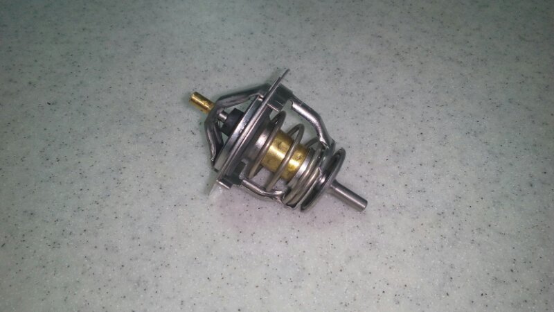 4. корпус термостата 4д56. 4 abd. 4g64s4m термостат. термостат митсубиси кантер 2003 год.