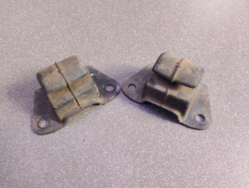 Отбойник нижнего рычага Toyota Dyna YY101-0004304 3Y 1996.11 передний (б/у)