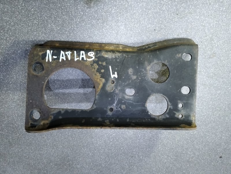 Крепление бампера Nissan Atlas G2H41-020414 FD42 1993 переднее левое (б/у)