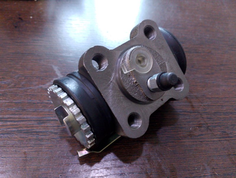 Рабочий тормозной цилиндр Toyota Dyna BU 1993 задний левый