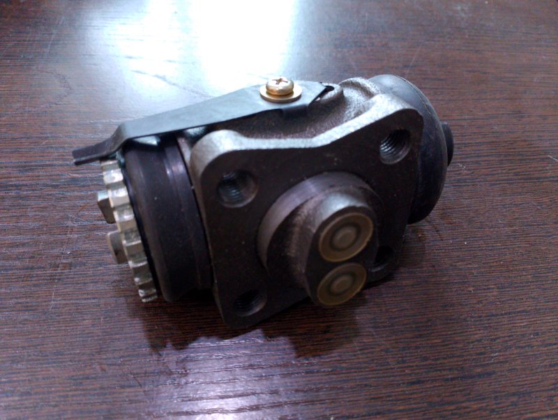 Рабочий тормозной цилиндр Toyota Dyna BU30 задний левый