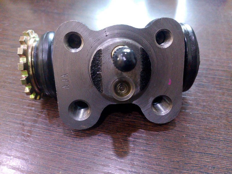 Рабочий тормозной цилиндр Mitsubushi Canter FE537 4D33 задний правый